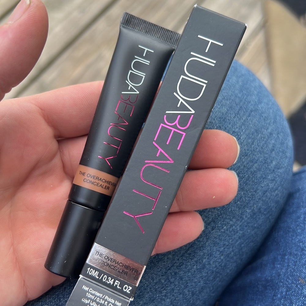 ♣️🌛Huda Beauty Hazelnut Overachiever Concealer - Picture 3 of 8